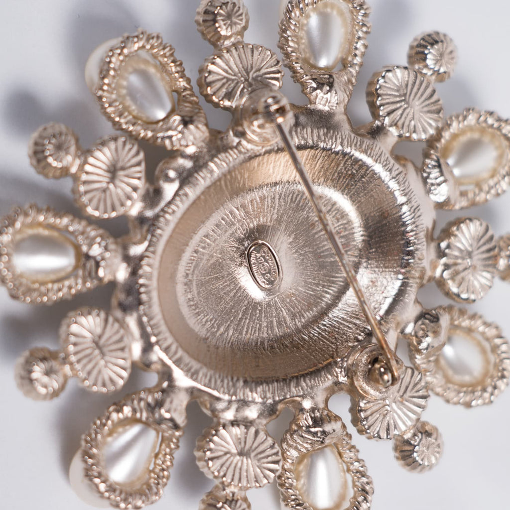 Chanel White Pearl Brooch Accessories Chanel - Shop authentic new pre-owned designer brands online at Re-Vogue