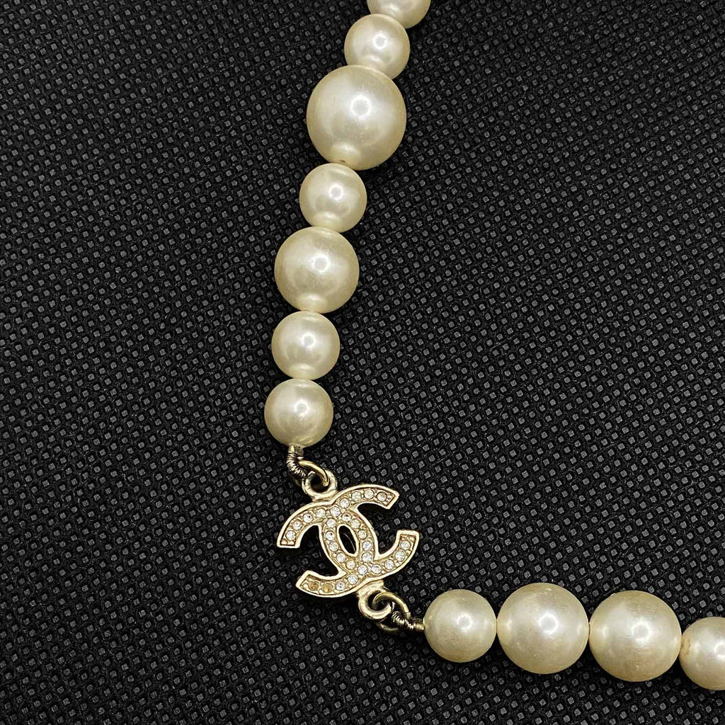 Chanel White Pearl Short Necklace