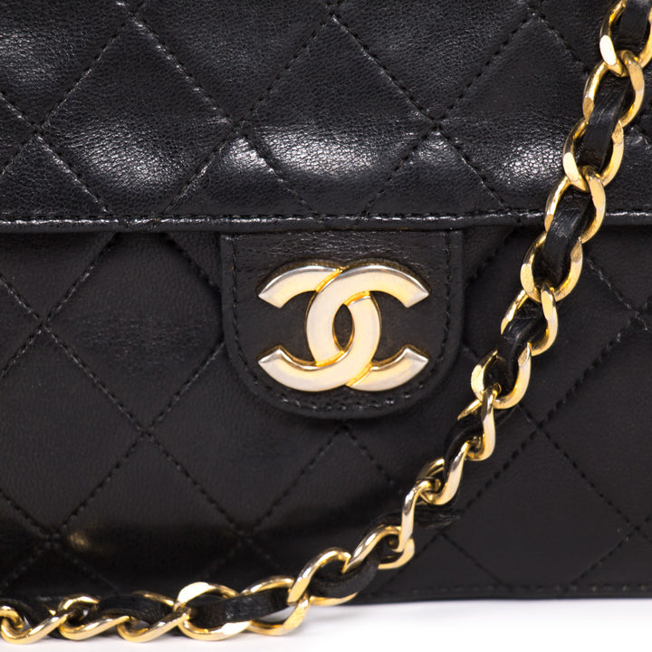 Chanel Classic Quilted Chain Shoulder Bag Bags Chanel - Shop authentic new pre-owned designer brands online at Re-Vogue